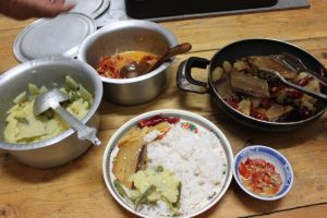 民家で頂くブータン家庭料理左奥からケワダツィ、エマダツィ、パクシャパ、右下がエゼ