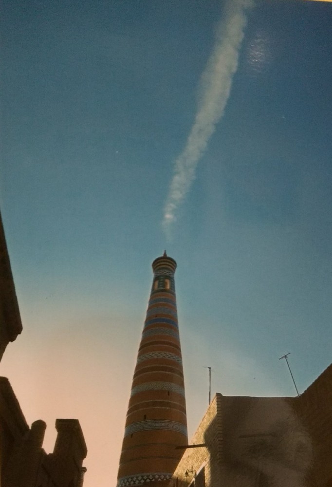 3位　N様　「雲が創ったミナレットの煙突」（ウズベキスタン）