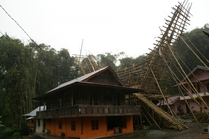 雨の中、建設中のトンコナン（スラウェシ島）