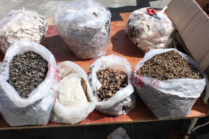 道端で売られているキノコの干物各種（日隆）