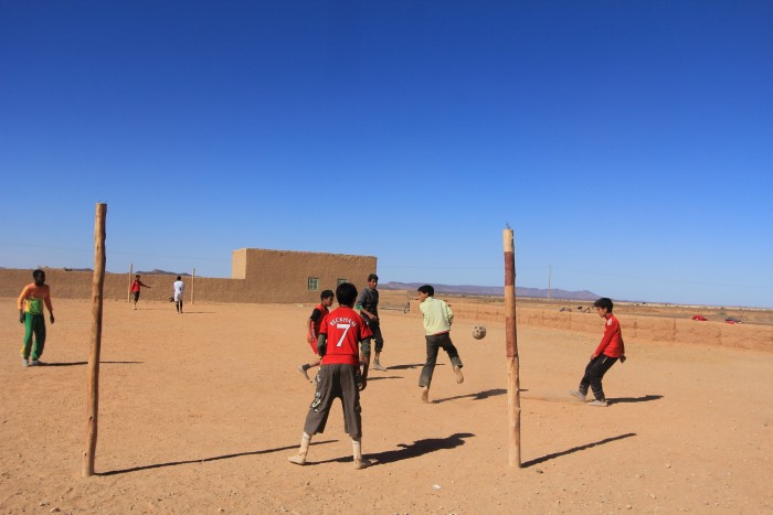 ハミリア村でサッカーを楽しむ子ども達