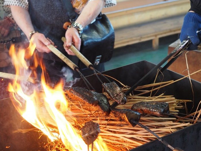 高知での寄港ツアー（かつおのわら焼き体験）