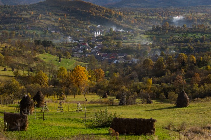 ルーマニア　ヨーロッパの田舎　秋のマラムレシュ