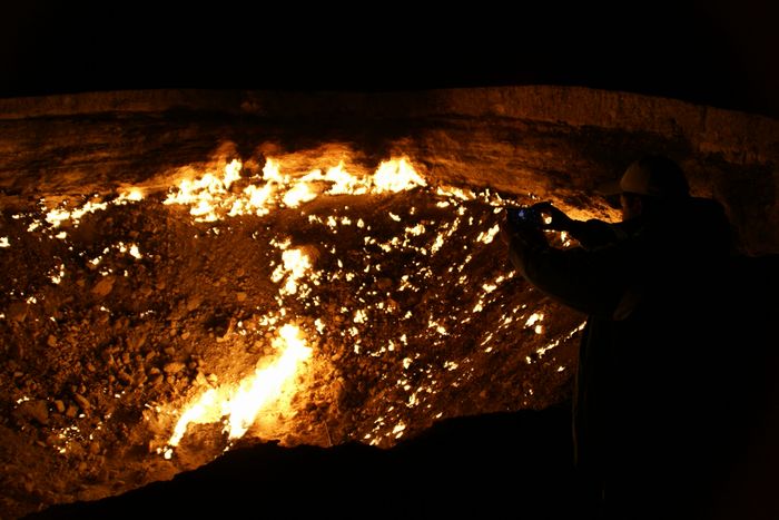 燃え続ける巨大クレーター「地獄の門」(トルクメニスタン)