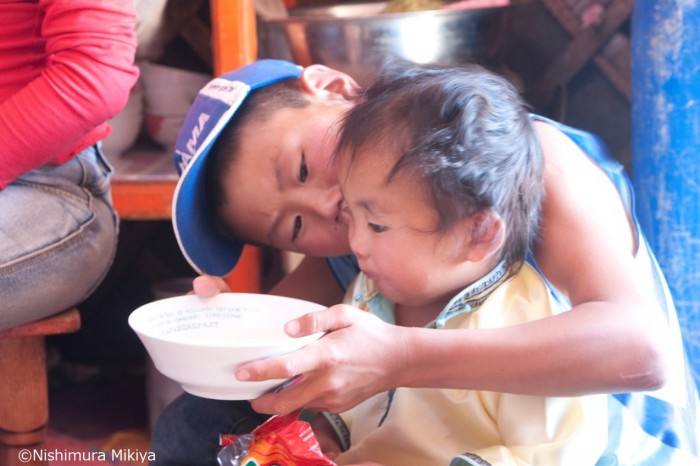 子供も馬乳酒を飲む