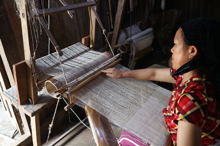 白モン族の暮らすルンタム村では伝統のはた織り工房を見学できます