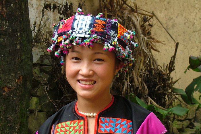 ルンカム谷に暮らす花ロロ族の村で民族衣装を見せていただきました