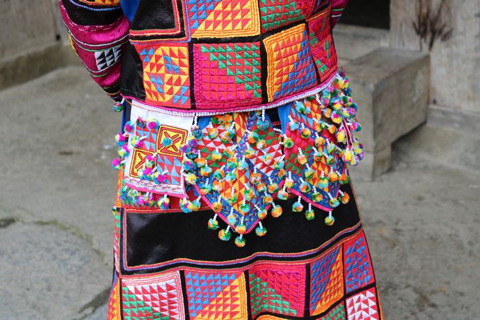 とても手の込んだ刺繍の花ロロ族の民族衣装、作るのに2年かかったそうです