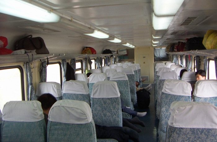 2等椅子席の風景。足を伸ばしてお休み中・・・。空いている車内はゆったりとした時間が流れている(2007年弊社スタッフが新疆を訪れた際の撮影)