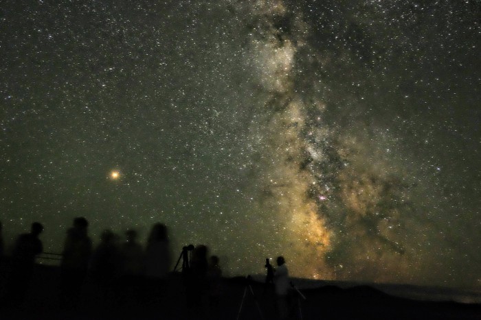 満天の星空を見上げながら星のはなしを楽しむ