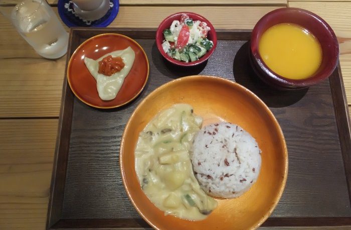 頂いたブータンランチ　　他にもヴィーガン（菜食）メニューも。