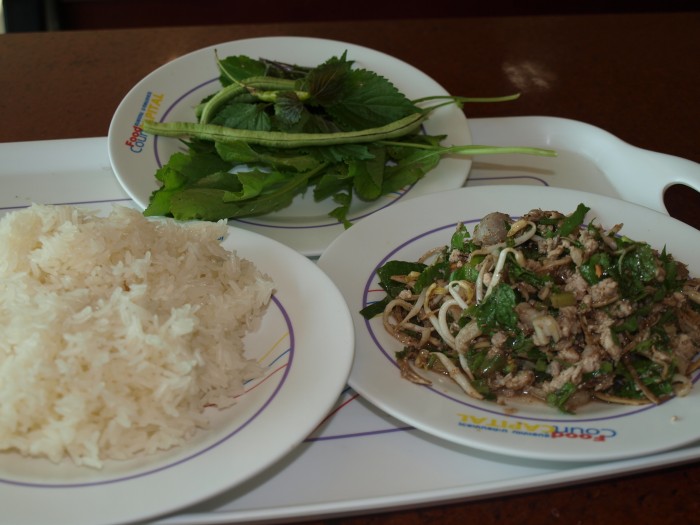 ラオスの食堂にて。鶏肉の炒め物ともち米ご飯と付け合せの野菜。