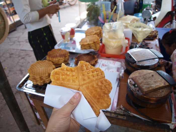 屋台のワッフルはとっても美味しい。大きいのでおかわりをすると胸焼けします・・・。