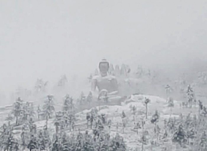 雪をかぶったティンプー大仏