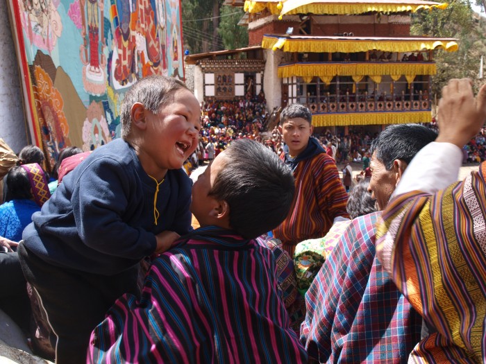 ブータンのお祭り「ツェチュ」の会場にて。子どもはどの国でもやっぱり可愛い！（ブータン）