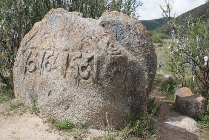 天山の山中に残るチベット文字が彫られた岩