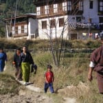 家族でチミ・ラカンを訪れるブータン人の巡礼者