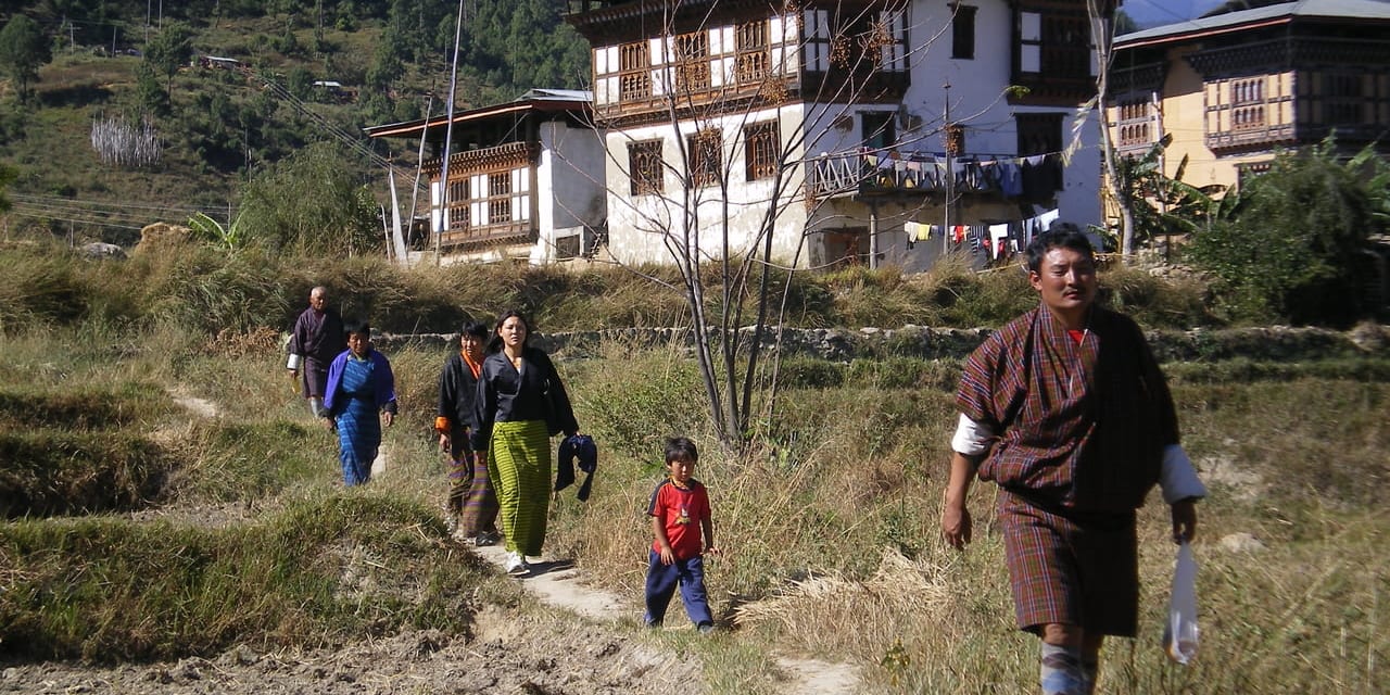 家族でチミ・ラカンを訪れるブータン人の巡礼者