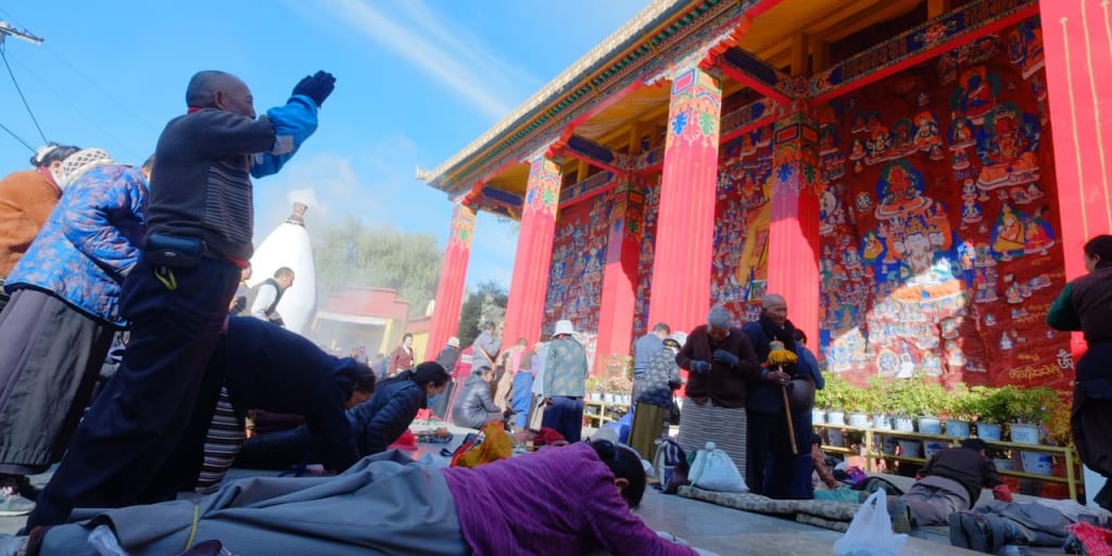 サンゲドゥングで祈る巡礼者