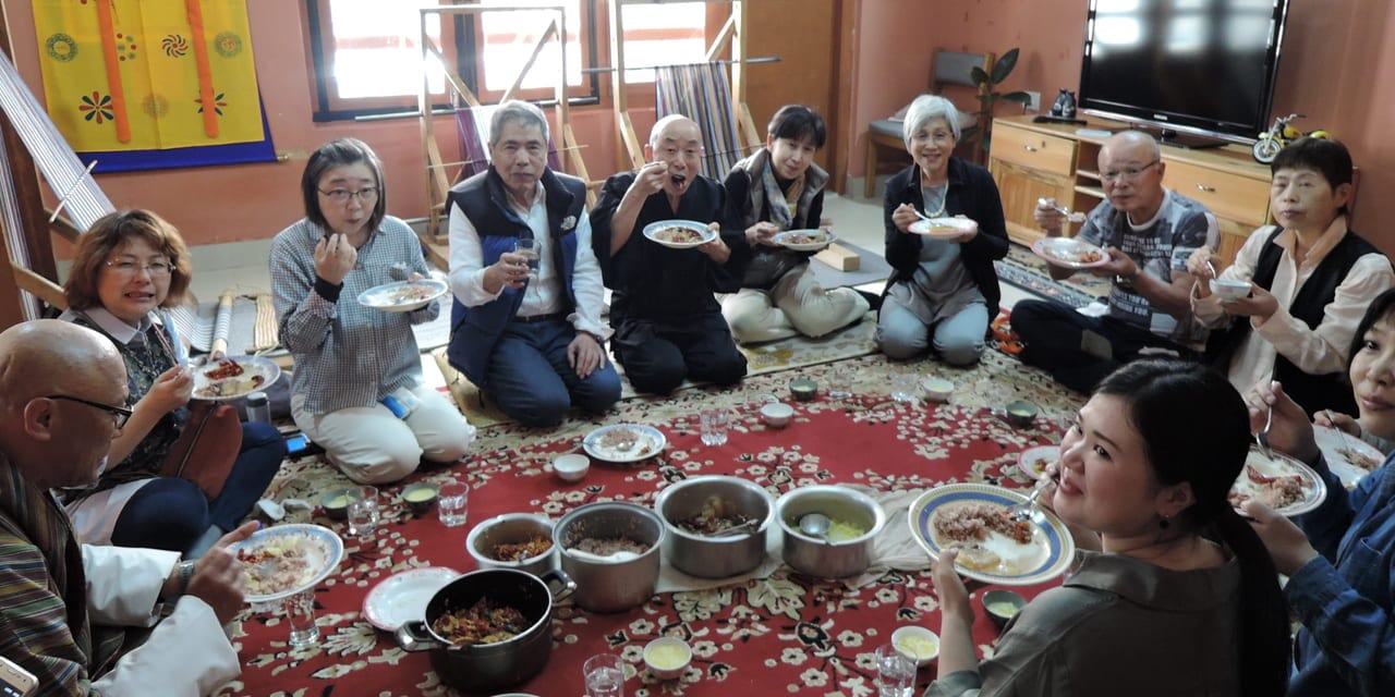 作った料理をみんなで頂きます！　辛いけどナメサメシンベ（とてもおいしい）！