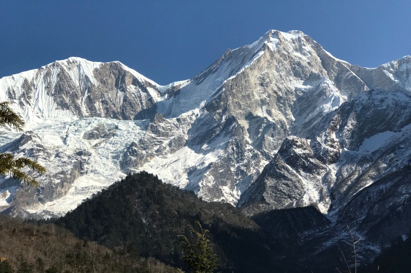 右手がマナスル（8,163m）