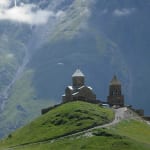 ロシア国境に近い丘に立つ三位一体教会、奇跡を起こすマリア様のイコンがある（ステパンツミンダ）