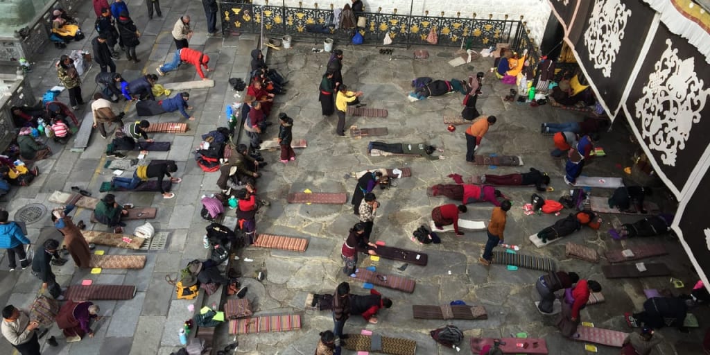 ジョカン寺の前で五体投地をする人々