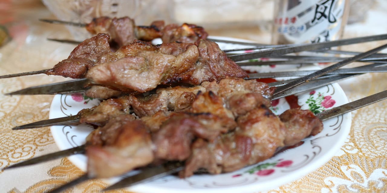 焼きたてのシシカバブ（羊肉の串焼き）　香辛料をたっぷりかけて！