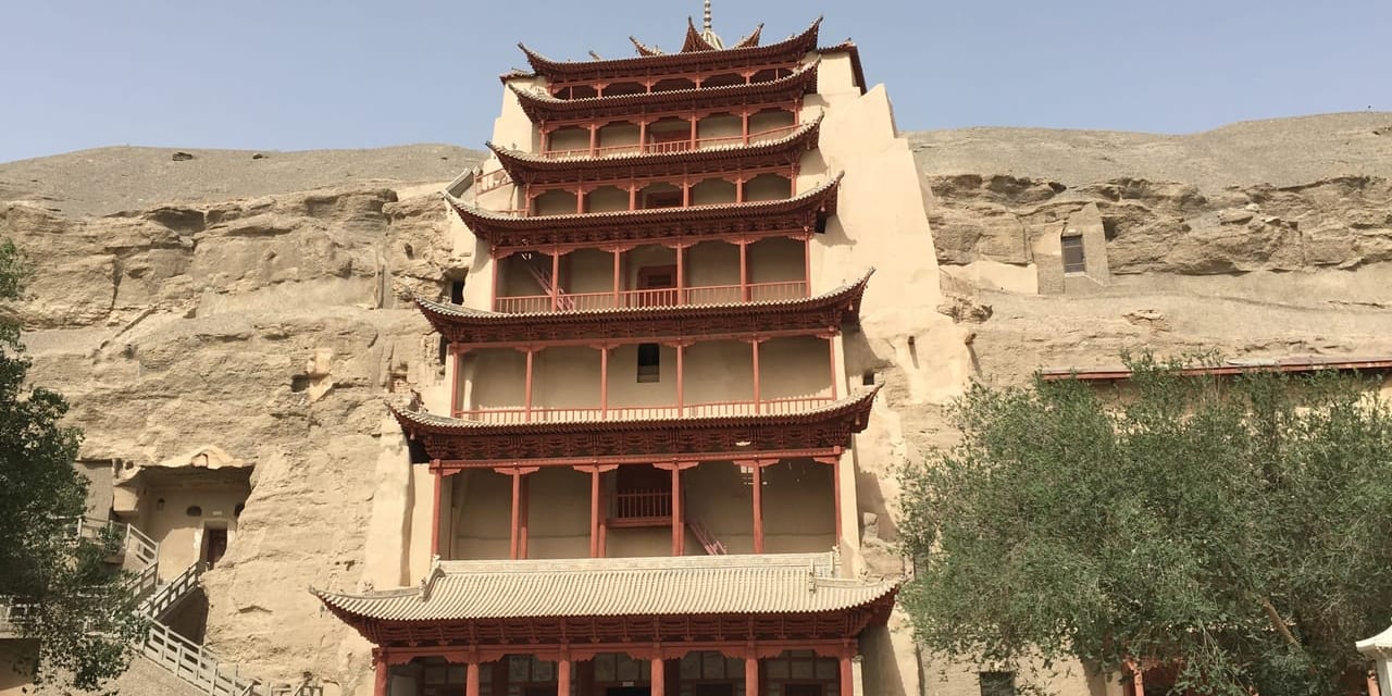 仏教美術の宝庫、砂漠の大画廊・莫高窟(敦煌)
