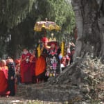 ドムチェ祭のクライマックス・シーンでシャブドゥンに扮した大僧正（ジェ・ケンポ）