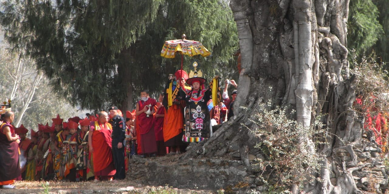 ドムチェ祭のクライマックス・シーンでシャブドゥンに扮した大僧正（ジェ・ケンポ）