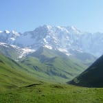 天候に恵まれれば、ウシュグリ村からはジョージア最高峰シハラ山が望めます