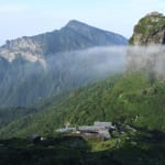 弥勒菩薩が修行したという梵浄山(見えているのは老金頂)