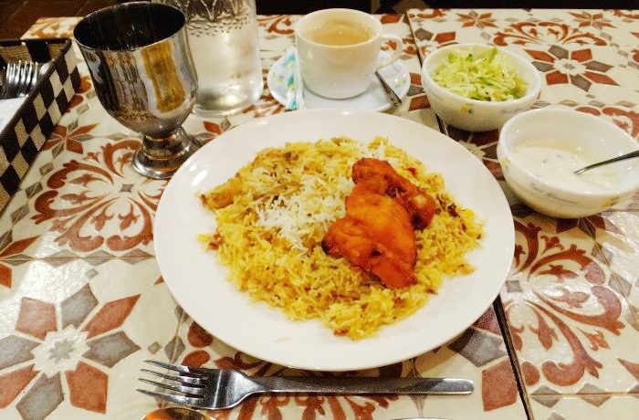 ご飯の上に乗っているメインディッシュ:写真はタンドリーチキンですが、イベント当日はマトンのケバブの予定です。