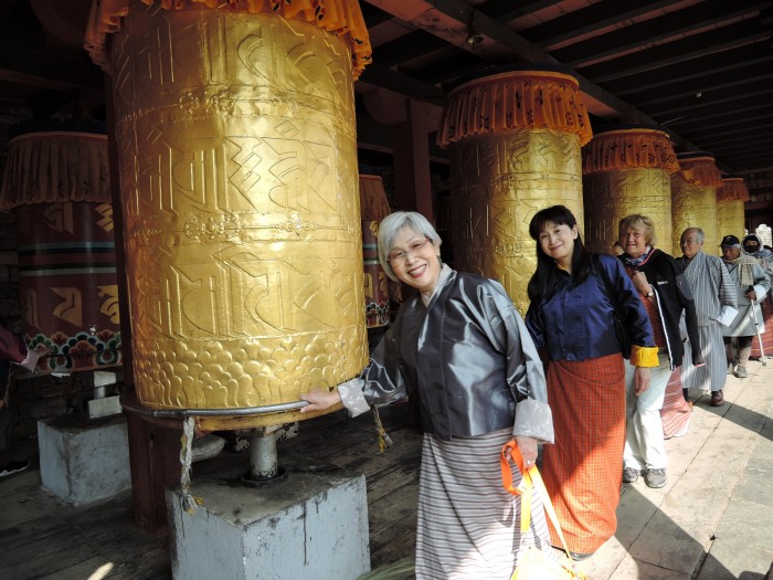 民族衣装でメモリアルチョルテン