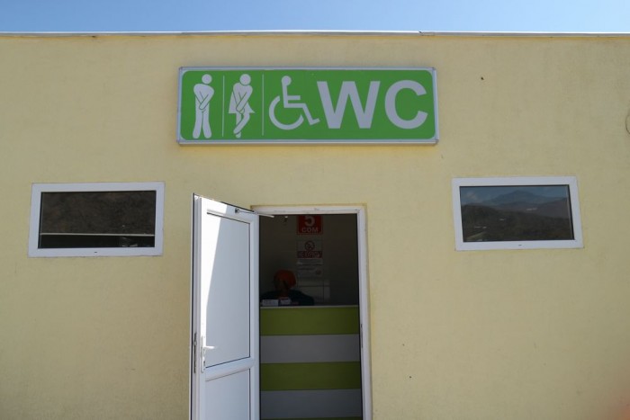 ドライブインのトイレで見かけた男女の標識 よく気持ちを表していてオツでした