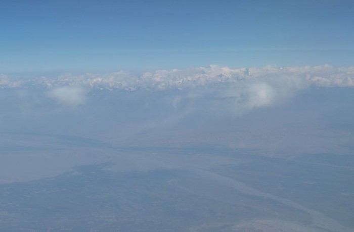 ウルムチからカシュガルの機内から天山山脈を望む