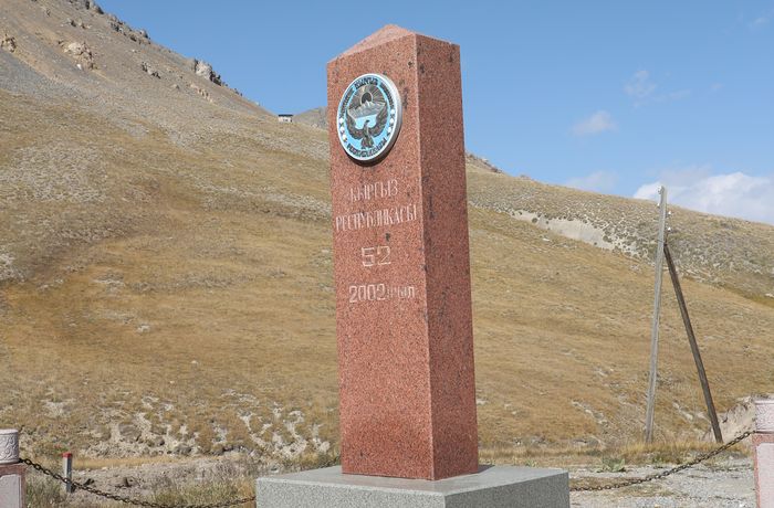 トルガルト峠の国境の碑　これはキルギス側の碑