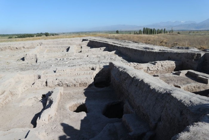 アクベシム　玄奘が西突厥の王に請われて滞在した都と推定されて、今も発掘が続いている