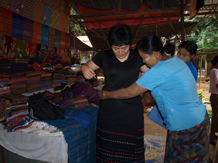 ミャンマーの民族衣装ロンジーは男女共にスカート状で涼しくてgood！