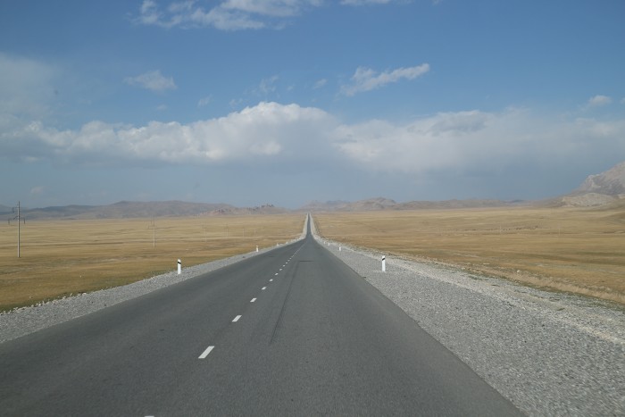 この草原の中にのびる道を、はるか天竺までたどったのだろうか?(キルギスにて)