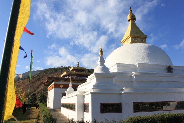 ネパール式の仏塔が建つ