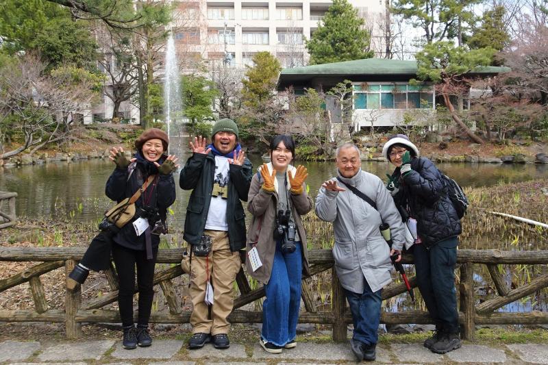 鳥達の集まる「秋の池」にてハイポーズ！