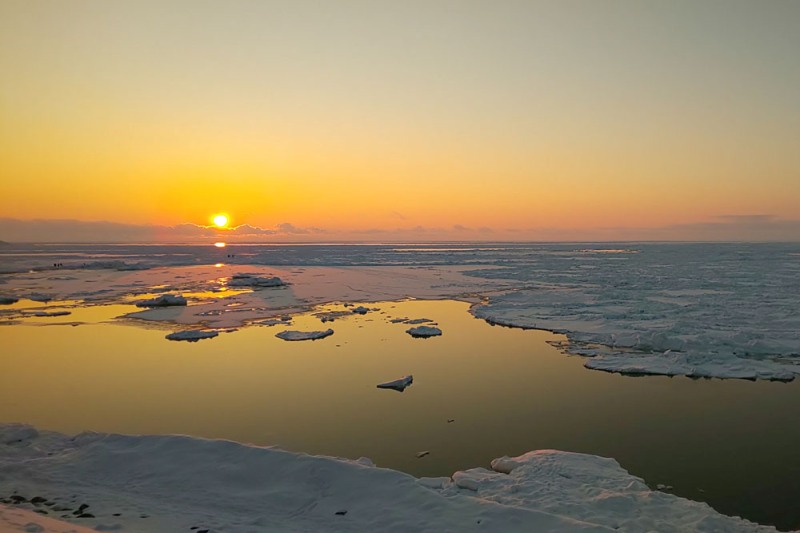 流氷に沈む夕日