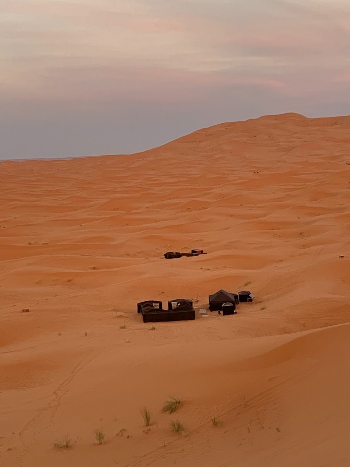 砂漠に包まれた宿泊テント