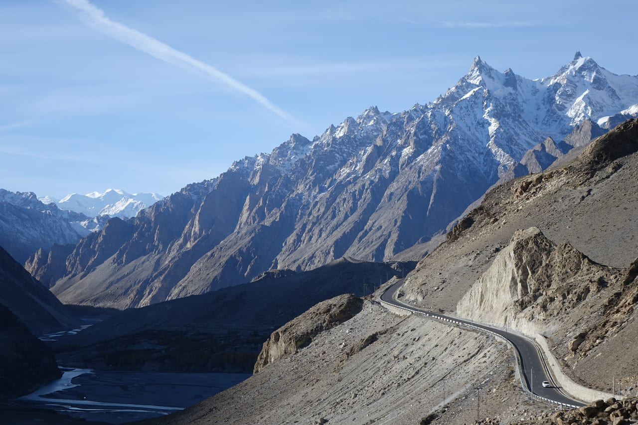 カラコルムハイウェイ（KKH）　カラコルムの山々が迫る絶景が続く