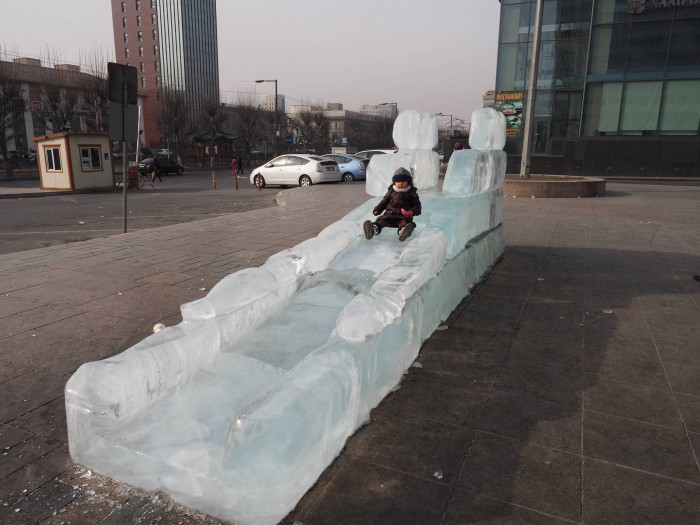 ウランバートルの街に出現した氷の滑り台