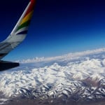 【アリ－ラサのフライト】カイラス山の後ろにマナサロワール湖。背後にはナムナニ峰を初めとしたヒマラヤの山々が立ちはだかる