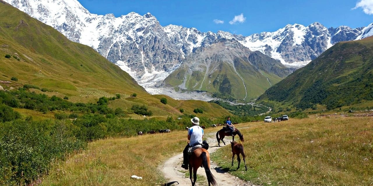 秘境スワネティで美しいコーカサスの山々を見ながらハイキング（オプションで乗馬も可能です）