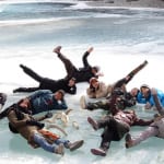 「氷の回廊」チャダルを体験！凍ったザンスカール川の上でハイ・ポーズ！